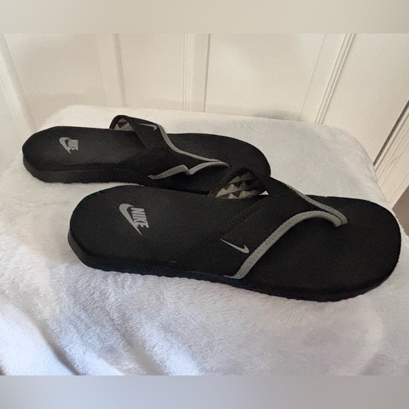 9M/10W Nike Black and Gray Flip Flop Sandals *Like New” - Picture 3 of 5
